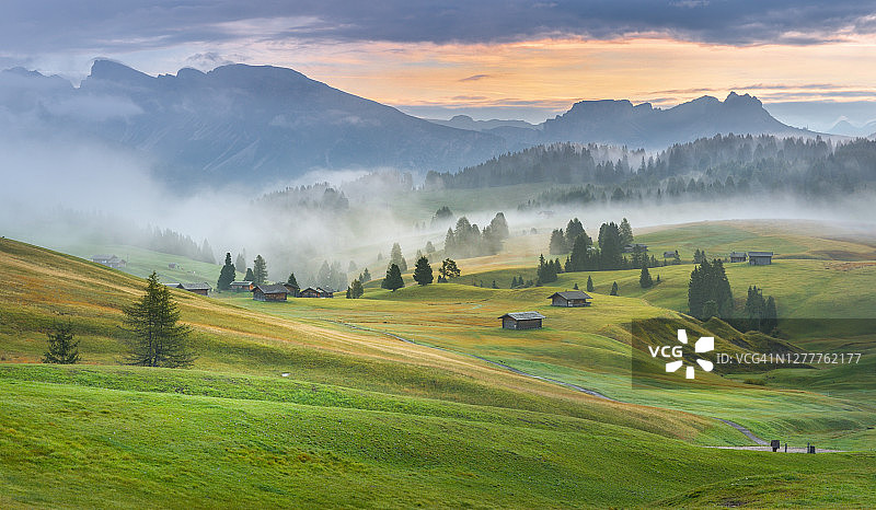 Alpe di Suisi的薄雾与雾气图片素材