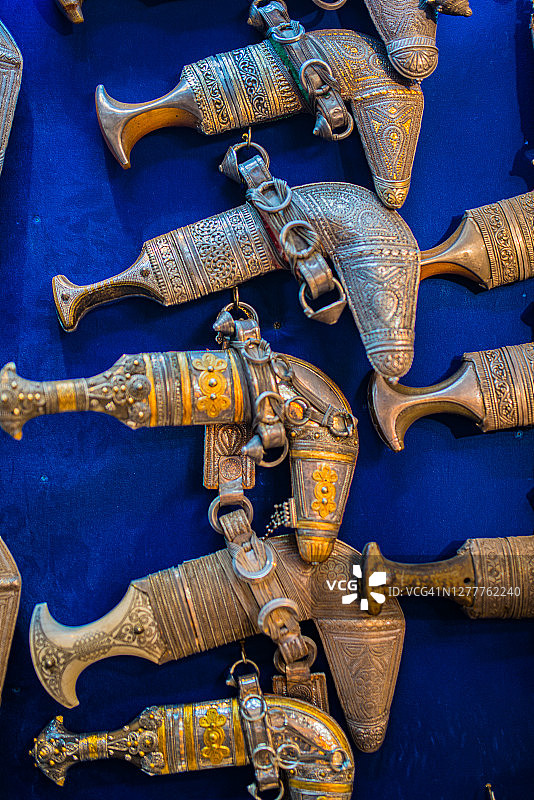 阿曼马斯喀特穆特拉集市的传统阿曼匕首图片素材