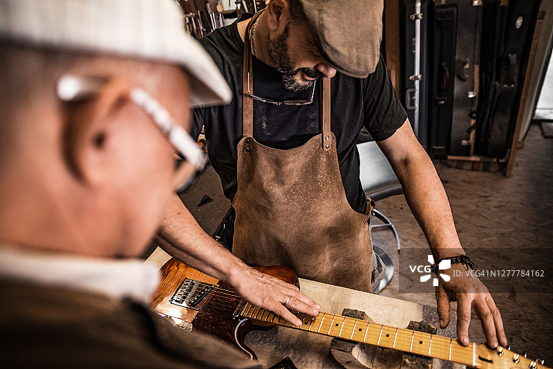 意大利木匠制作吉他，朋友客户观看图片素材
