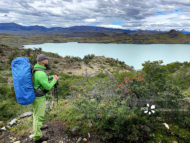 徒步者欣赏智利诺登舍尔德湖的美丽景色图片素材