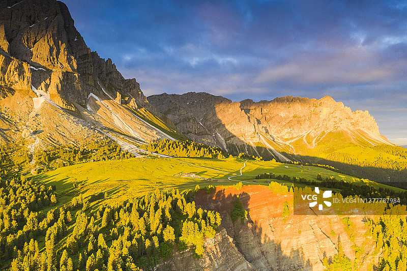 意大利多洛米蒂埃尔贝山口岩石峡谷图片素材