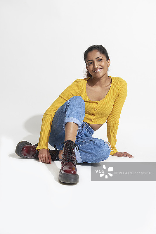 随意坐着的年轻女人图片素材