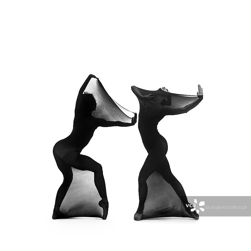 芭蕾舞女演员正在跳黑色袜子舞图片素材