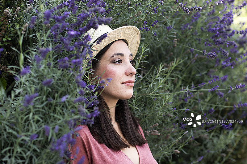 穿着淡粉色上衣站在户外的女人图片素材