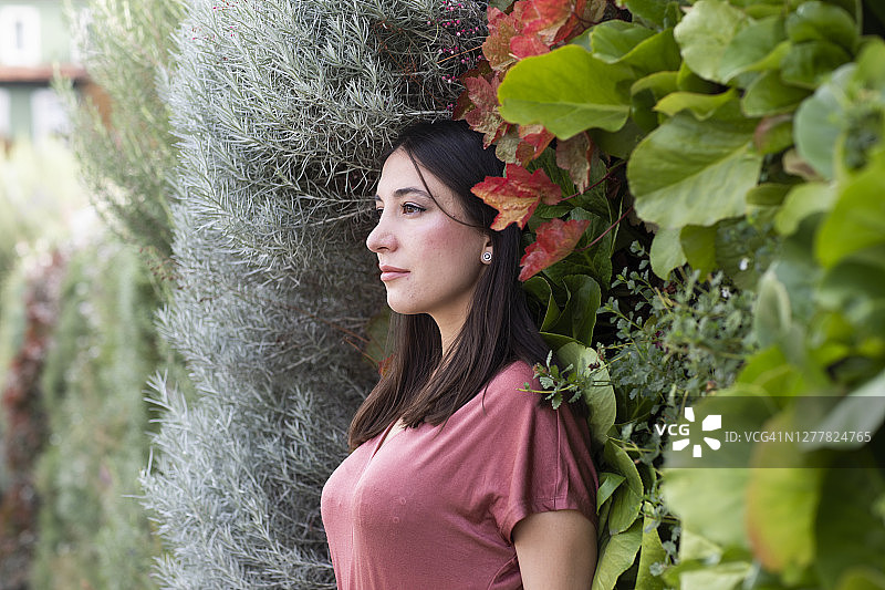 穿着淡粉色上衣站在户外的女人图片素材