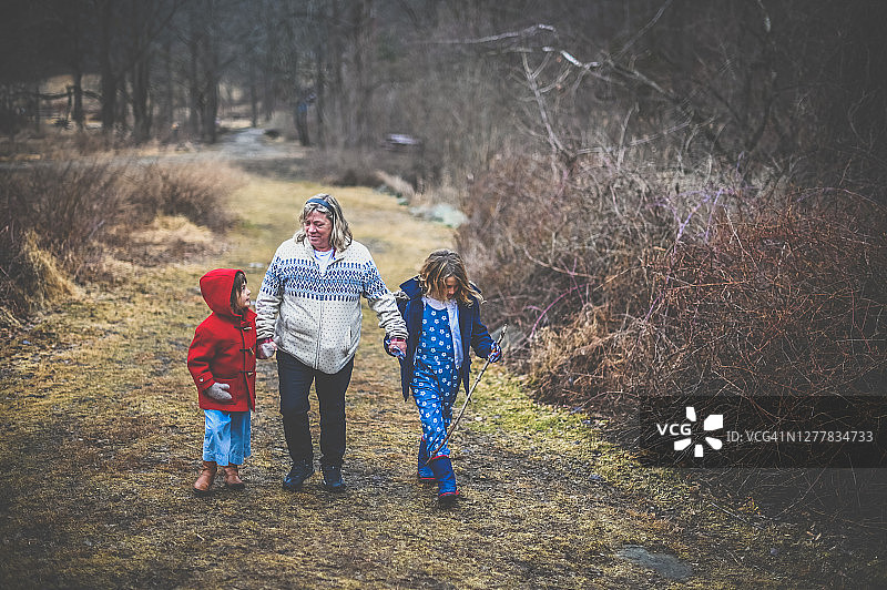 多代家庭成员在冬季乡村地区散步图片素材