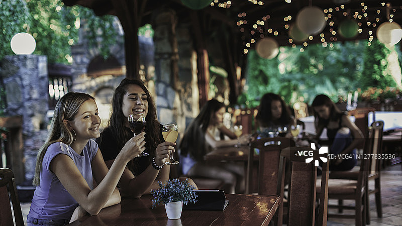 朋友们在咖啡馆愉快地聊天图片素材