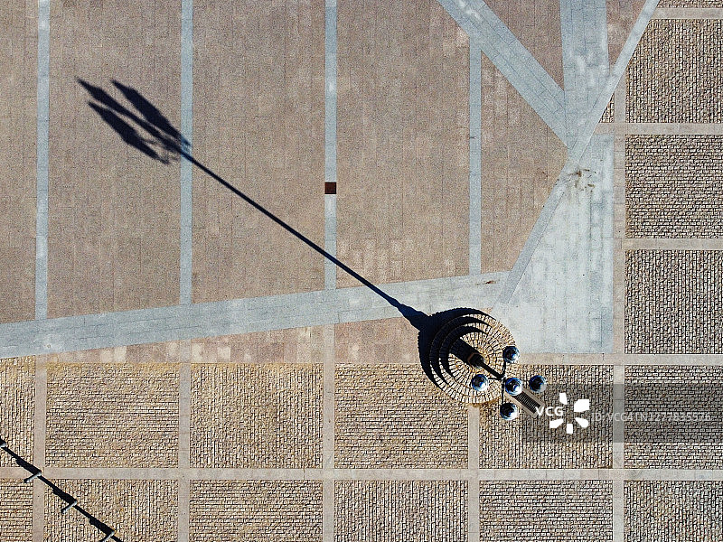 广场中央的灯柱图片素材