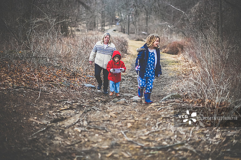 冬天，孩子们和祖父母一起散步图片素材