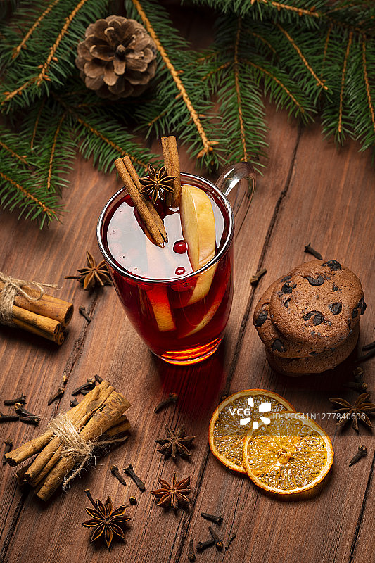圣诞节背景与红酒杯、自制巧克力饼干、橙子、香料和装饰品图片素材