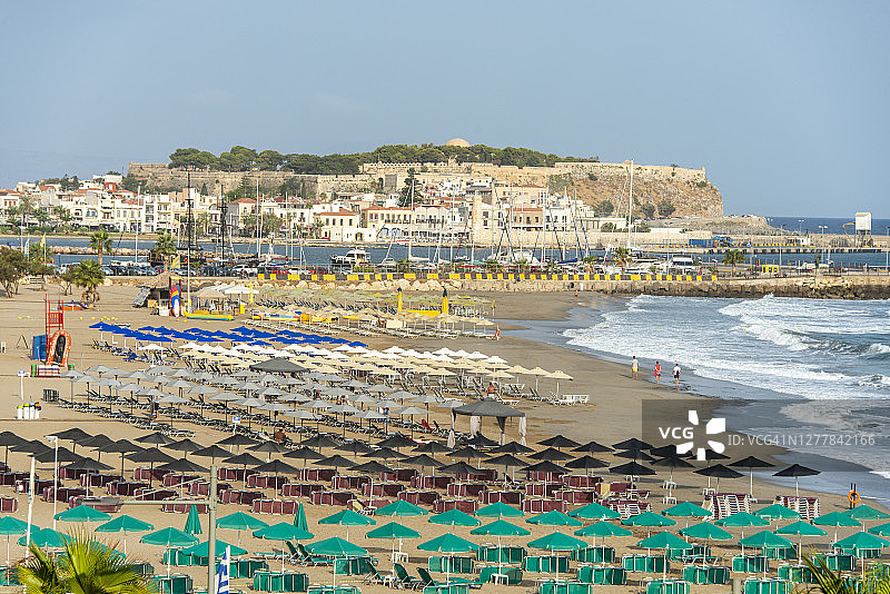 从希腊克里特岛雷西姆农的Paralia Choras Rethimnou海滩看到的雷西姆农景色图片素材