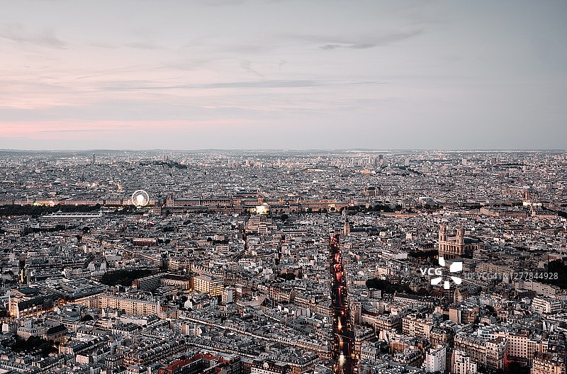 巴黎城市天际线与圣心大教堂的鸟瞰图图片素材