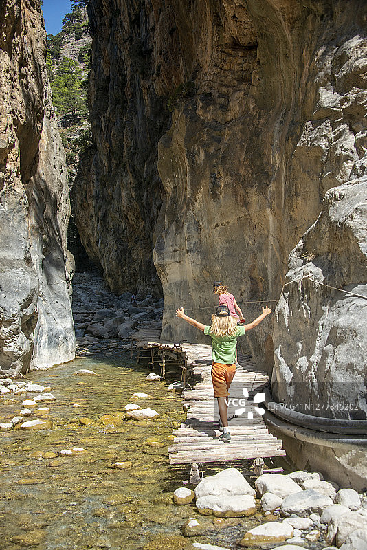 游客徒步希腊克里特岛萨马里亚峡谷图片素材