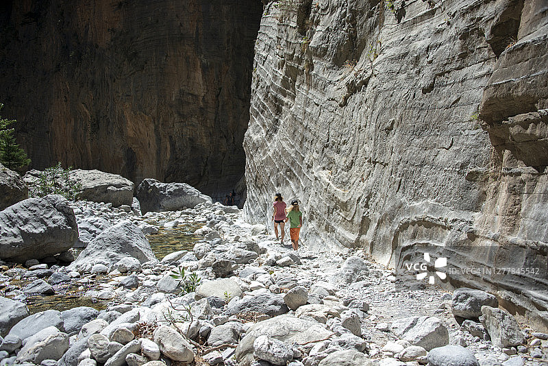 徒步者长途跋涉后离开萨马里亚峡谷南部出口图片素材