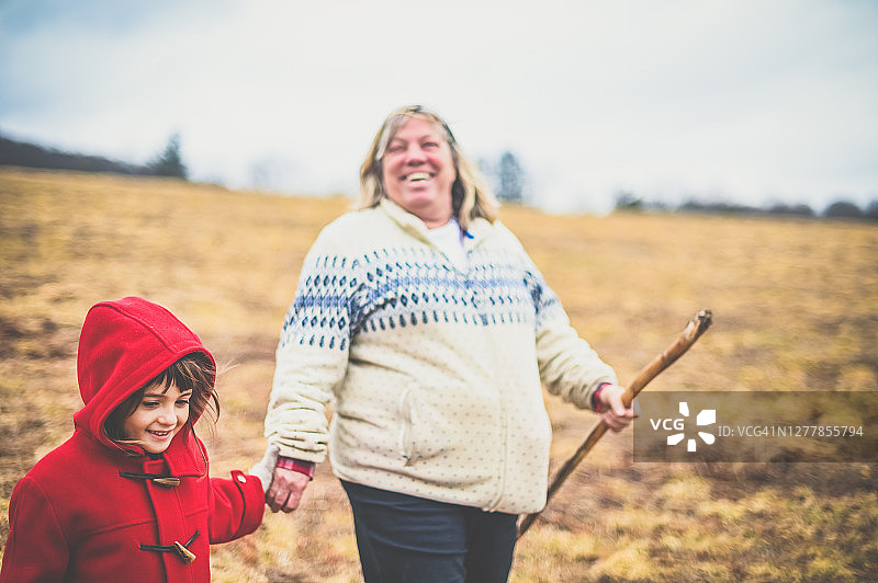 女孩和奶奶在冬季乡村散步图片素材