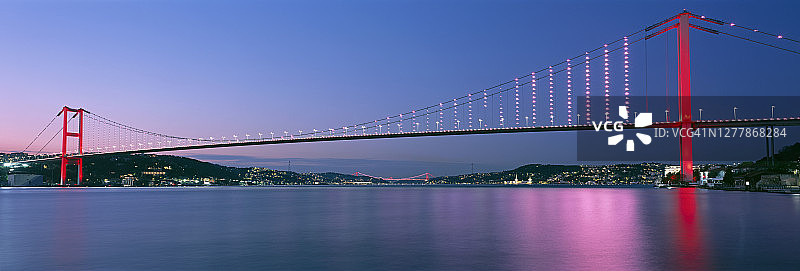 博斯普鲁斯海峡大桥的黄昏图片素材