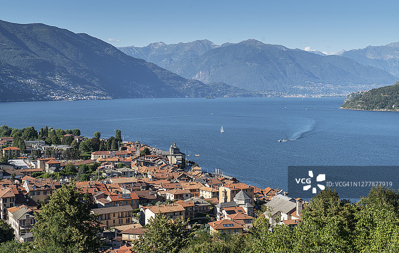 湖岸边的传统意大利村庄图片素材
