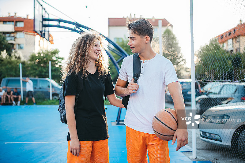 年轻夫妇去篮球场图片素材