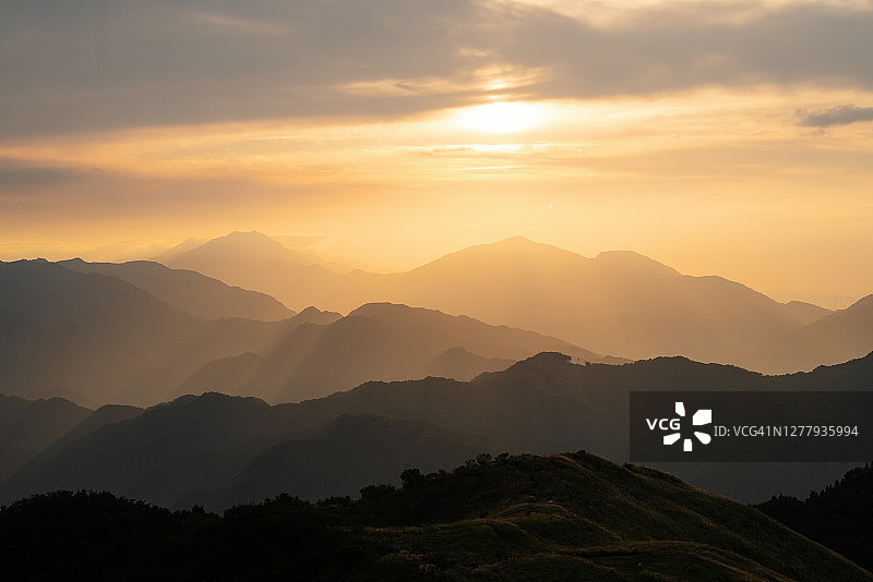 山顶的日落景色图片素材