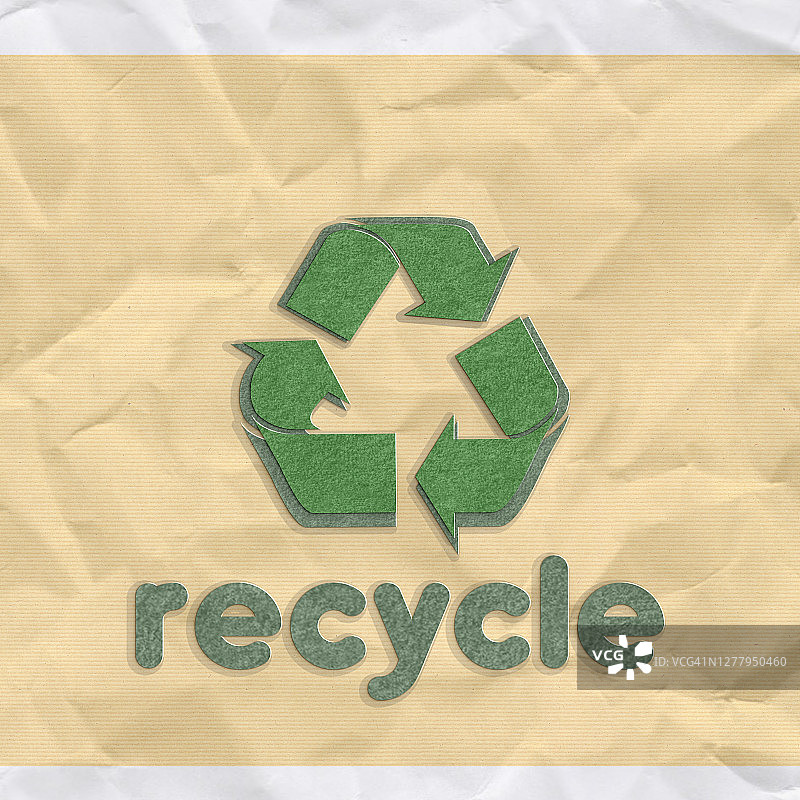 俯视：再生纸信封和绿叶图片素材