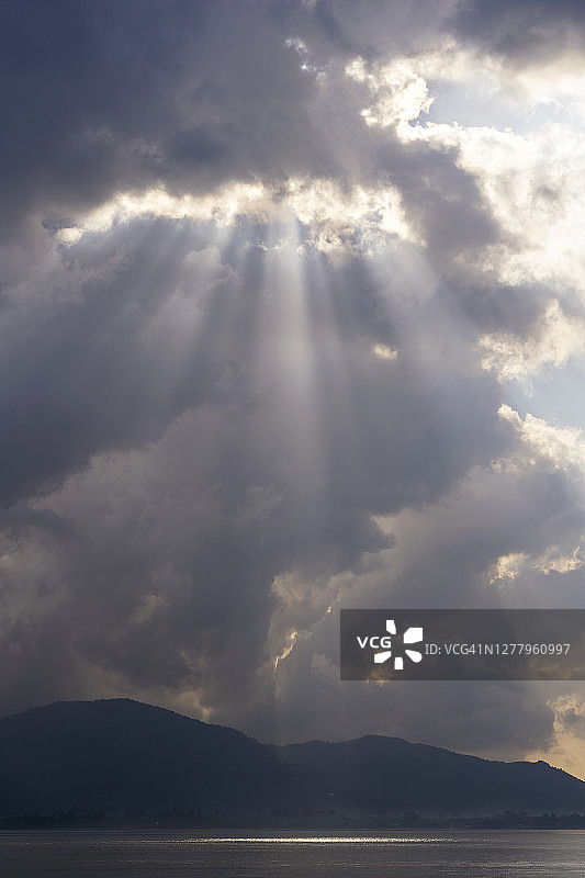 泰国苏梅岛黎明时分阳光穿透云层图片素材