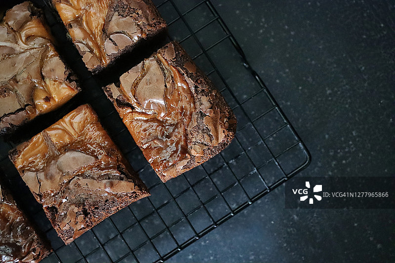 自制巧克力海盐焦糖布朗尼图片素材
