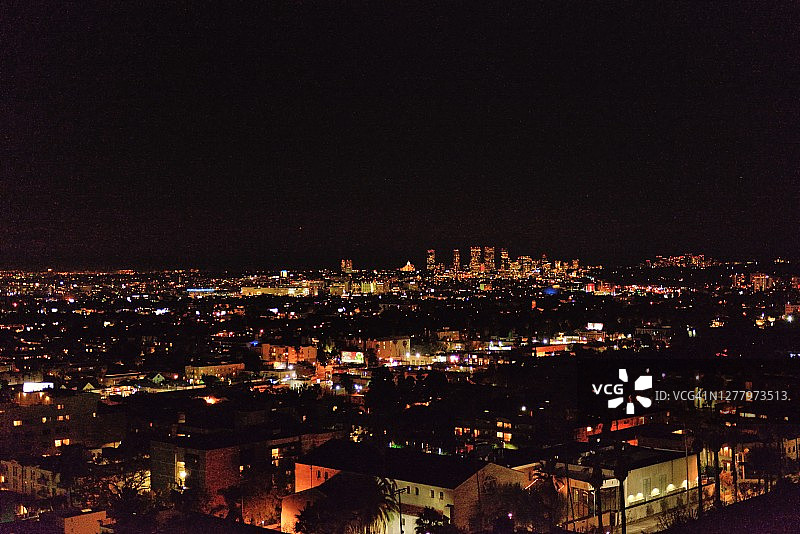 从建筑物顶部看到的洛杉矶好莱坞和比弗利山庄夜景图片素材