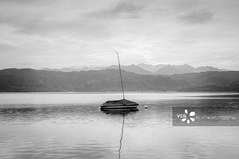 瓦尔兴湖和奥地利阿尔卑斯山的帆船图片素材