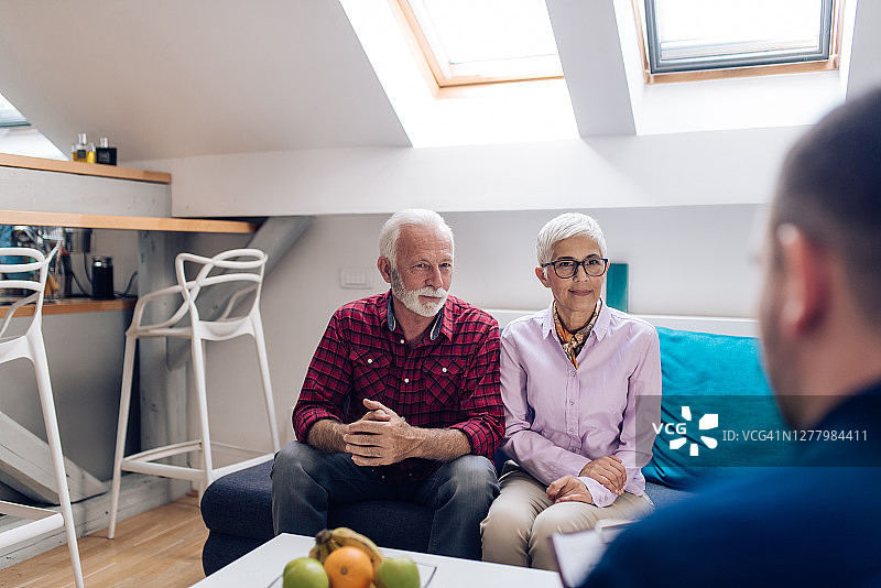 老年夫妇接受心理治疗师的建议图片素材
