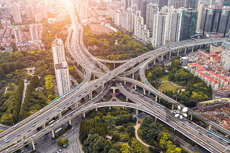 现代城市高架公路和立交桥鸟瞰图图片素材