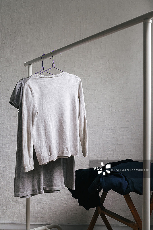 挂在衣架上和堆放着的整齐衣服图片素材