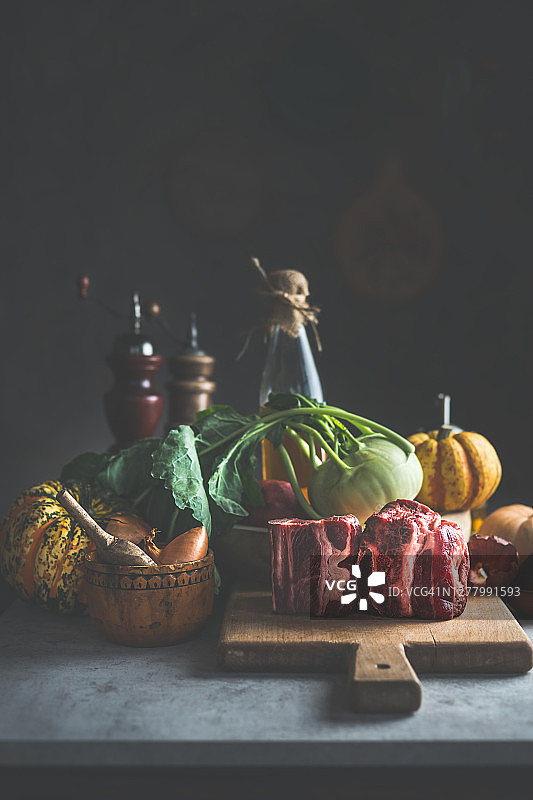 乡村风静物：肉汤或高汤食材图片素材