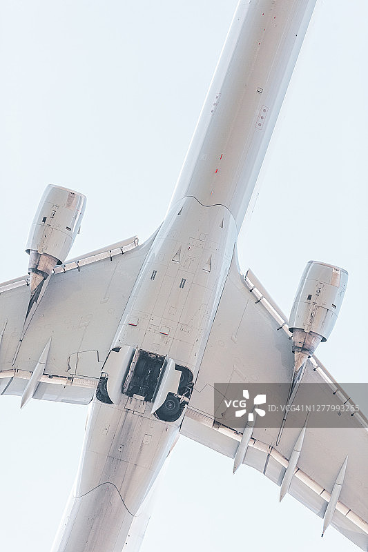 飞机在天空中的特写。仰视图。正下方图片素材