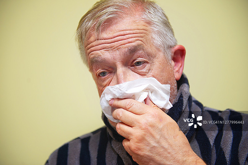 擤鼻子的年长男人图片素材