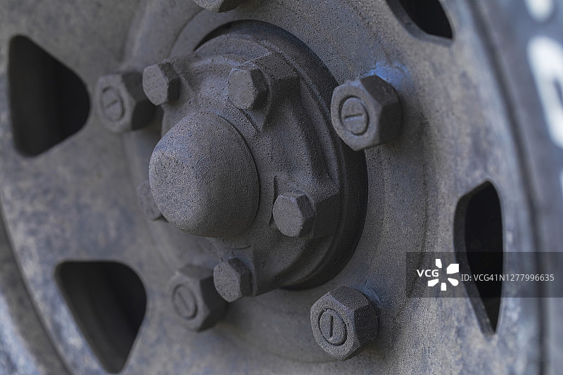 越野车上的装饰和全地形轮胎特写图片素材