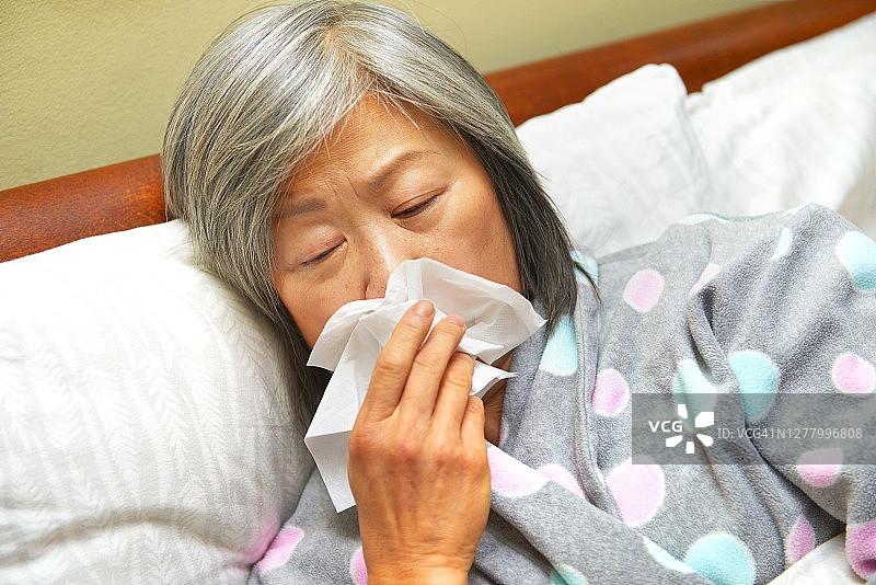 卧病在床的中年妇女图片素材