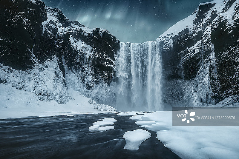 夜晚的斯科加福斯瀑布，斯科加尔，冰岛中南部图片素材