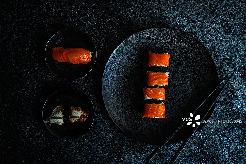 寿司卷和三文鱼烟熏鳗鱼手握寿司图片素材