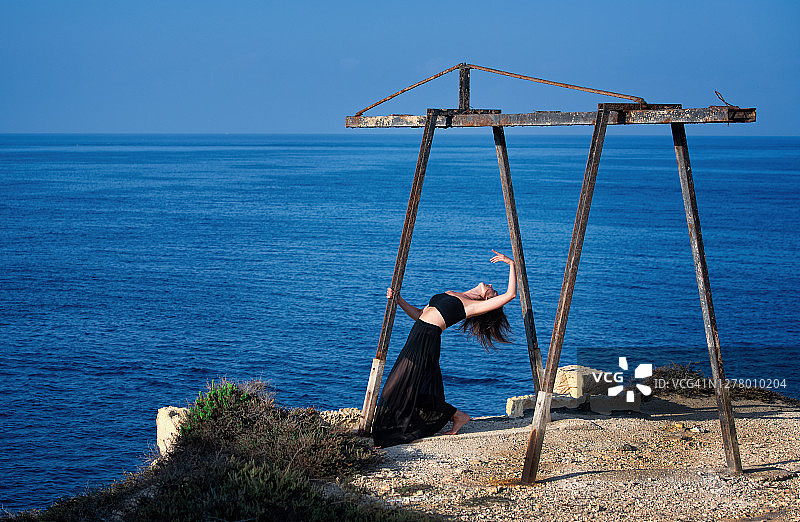 在马耳他海边跳舞的女人图片素材