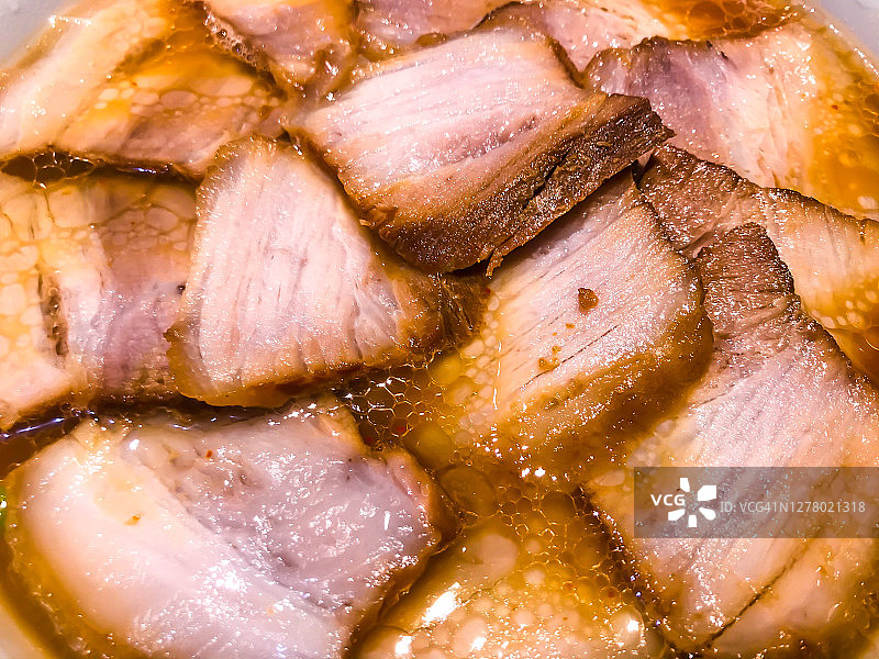 拉面碗里的叉烧肉图片素材