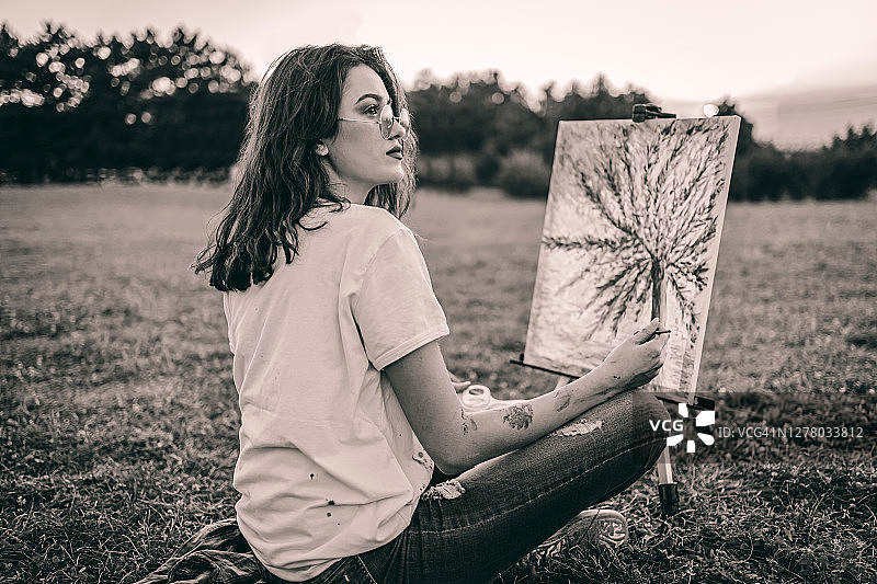 她非常有创造力图片素材