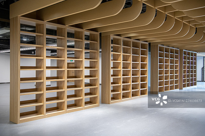 房间里的空书架图片素材