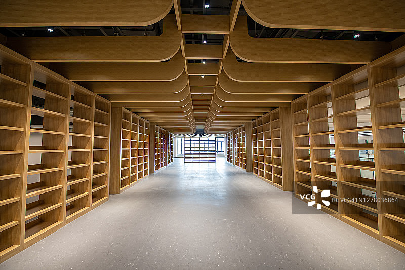 房间里的空书架图片素材