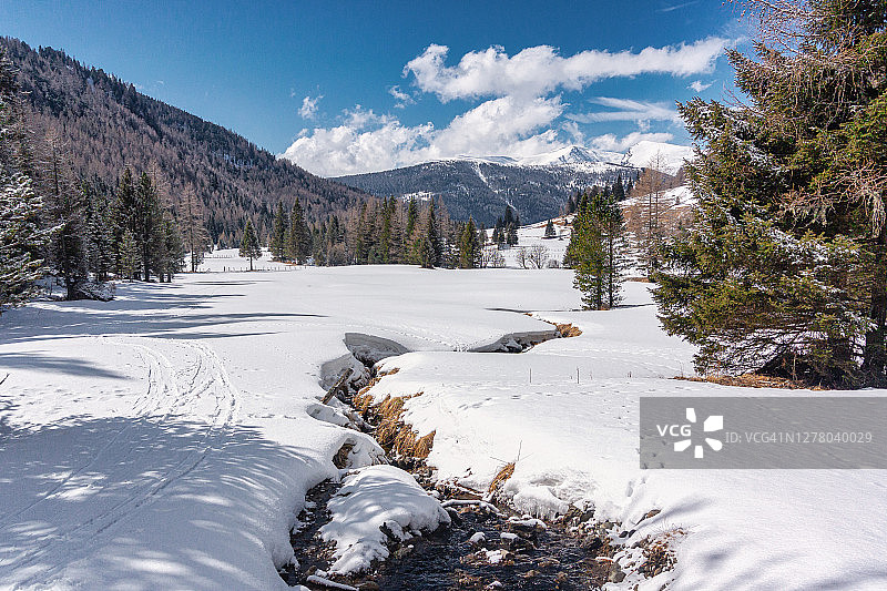 雪地里的河床-绍雷根/诺克山脉全景图片素材