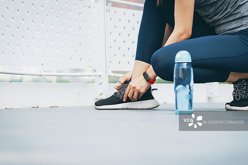 年轻女人系运动鞋带图片素材