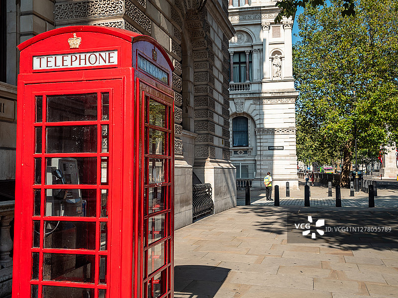 英国伦敦的传统红色电话亭图片素材