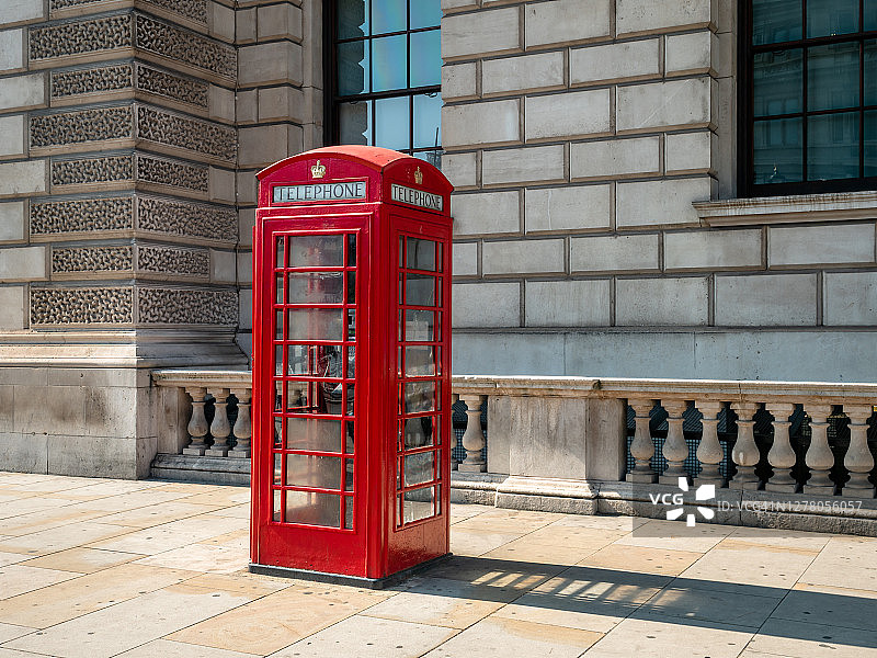 英国伦敦的传统红色电话亭图片素材