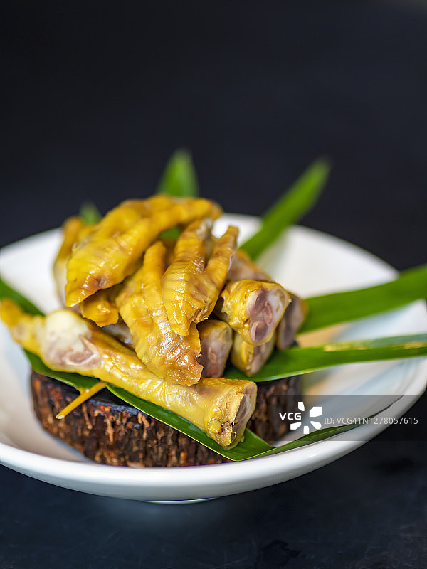 传统中式菜肴：卤制鸡爪图片素材