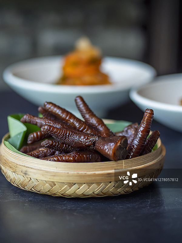 传统中式美食：酱油红烧鸡爪图片素材