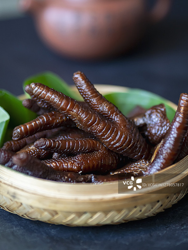 传统中式美食：酱油红烧鸡爪图片素材